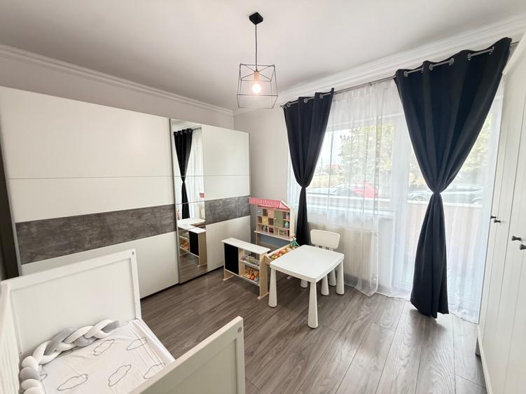 Vând apartament cu trei camere Aradului