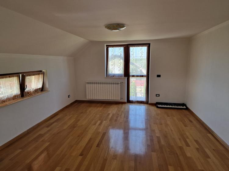 De Vanzare Casa Dumbraveni