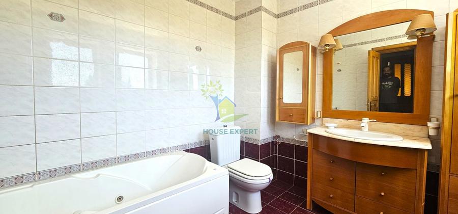 Proprietate unica, vila 1100 mp, 8000 mp teren, pe malul lacului Snagov