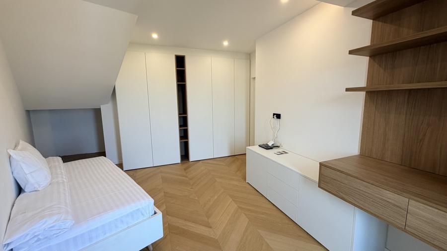 Inchiriere Penthouse de Lux cu 4 camere ,Centru, terasa 200mp