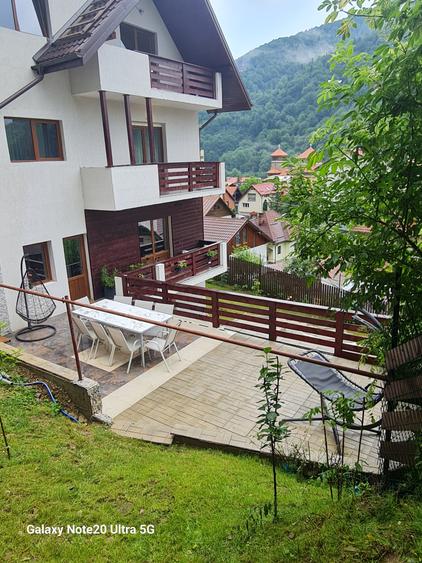 VILA DE LUX CU DOTARI SI MOBILIER PREMIUM POZITIE LA INALTIME