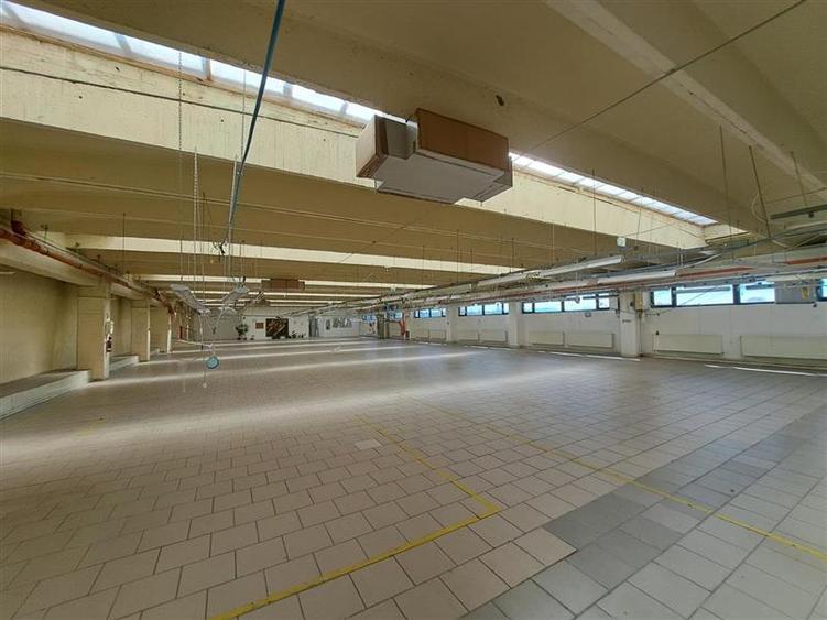 Spatiu industrial, Birouri, 1500 mp utili, situat in cartierul Iris!