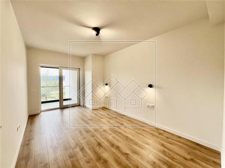 Penthouse cu 4 camere, 2 bai si balcon - intabulat, la cheie