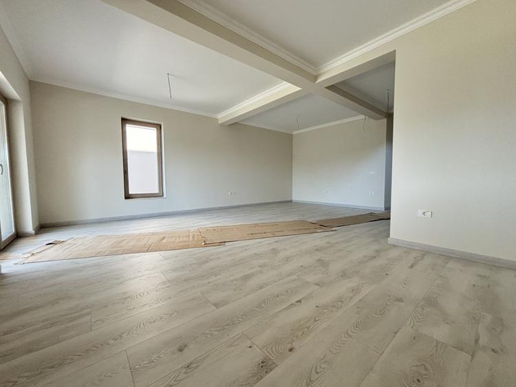 Casa 5 camere, 142mp, 300mp teren, despartita prin GARAJ in Giroc