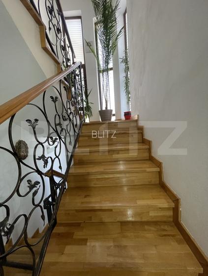 Casă cu 4 dormitoare, 280 mp, garaj, teren 500 mp