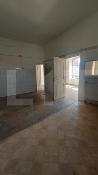 Spatiu comercial central I Vitrina stradala I Curte, Pivnita, Mansarda