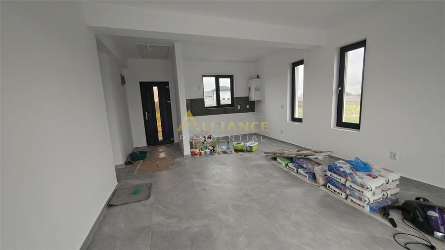 Casa individuala - 3 camere - 2 bai - 378 mp teren