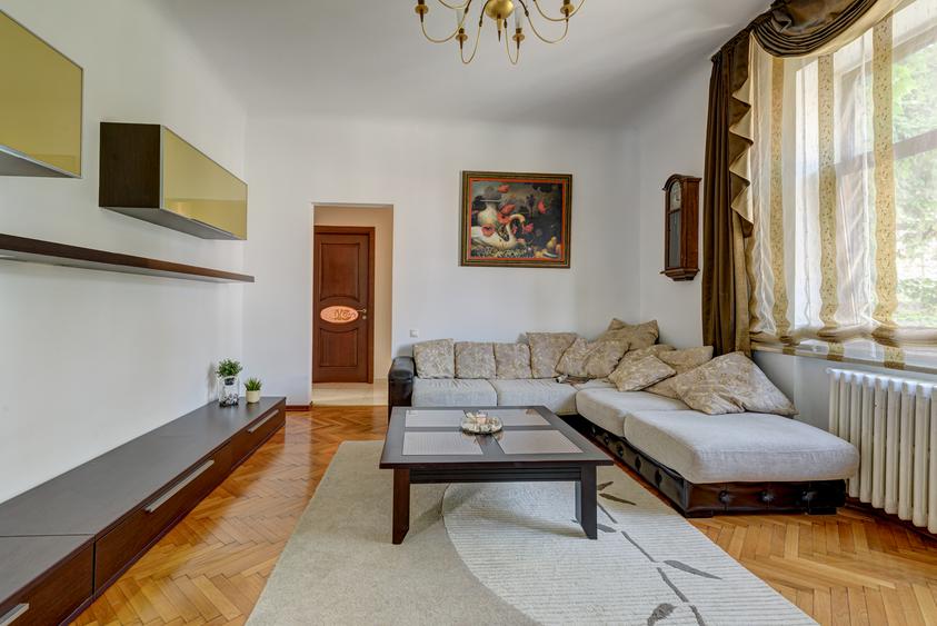 Apartament 4 camere si mansarda in vila, Calarasilor Traian