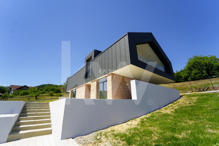 Casă arhitectură modernă cu panoramă spre Munții Făgăraș și Cetatea Cisnădioara - 4
