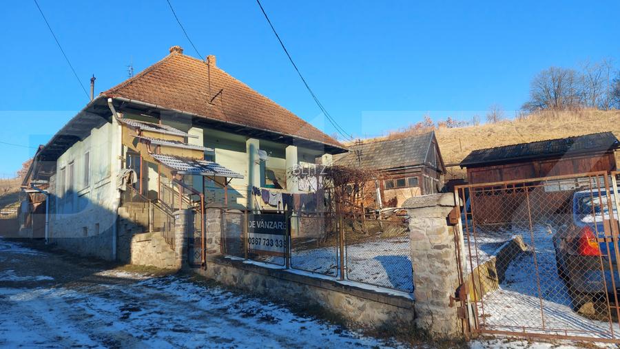 Casă tradițională cu curte generoasă, în centrul localității Vâlcele - 2