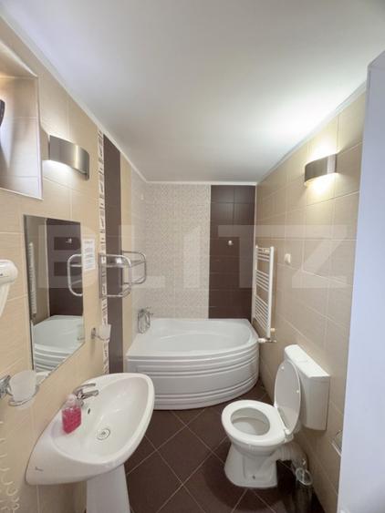 Cladire multifunctionala, pensiune plus casa, parcari private