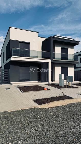AV694 Proprietar- Duplex de vanzare, P+1E, 4 camere, 3 bai, la COVACI