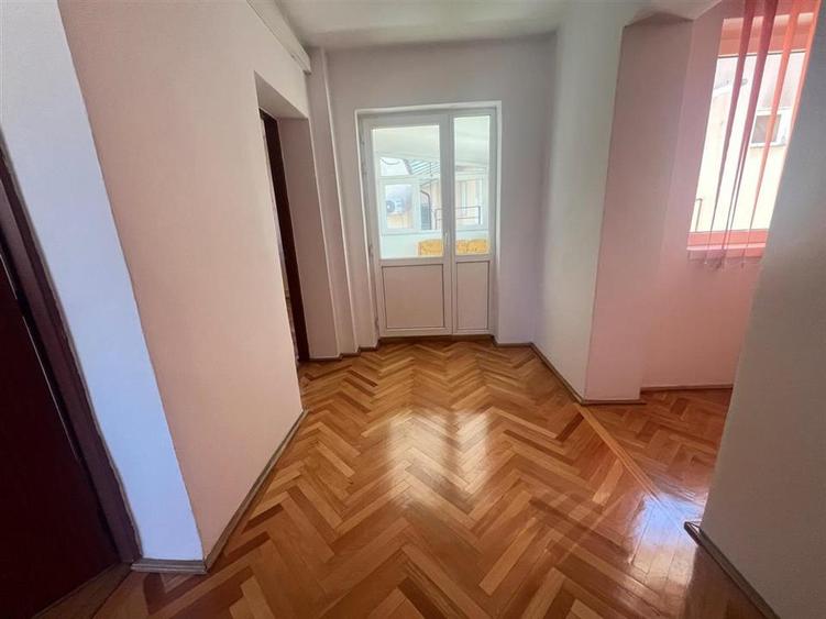 Casa 3 camere 2 bai balcon si curte zona Deventer