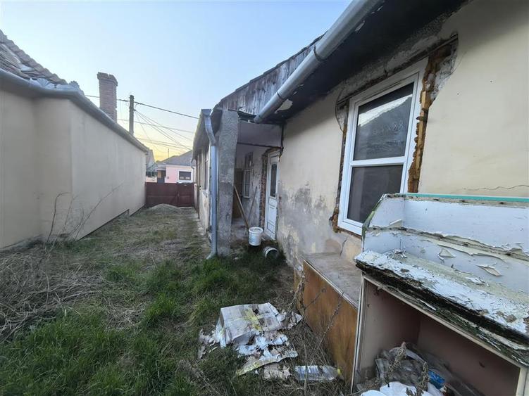 Casa cu 3 camere si pivnita in Lipova