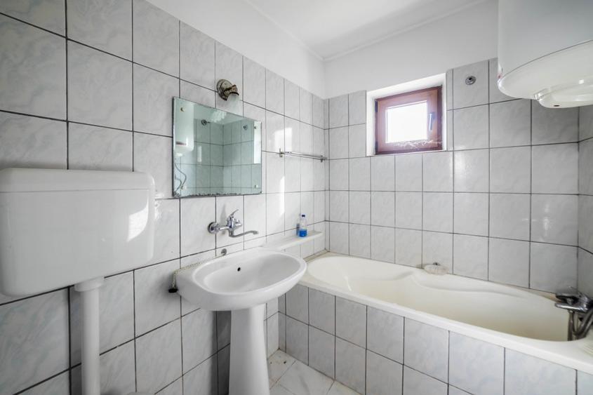 Tartasesti,str. Principala, 3040 mp teren, P+1, casa 1998, deschidere 12 m