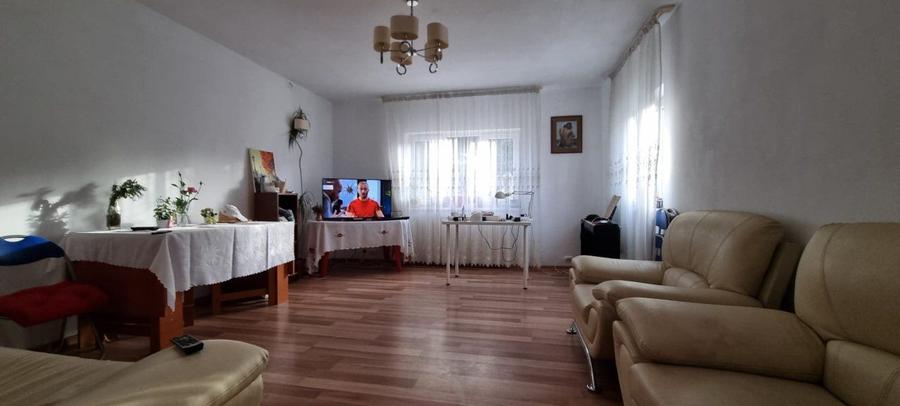 Casă P+1 – 4 dormitoare, curte modernă, dormitor la parter