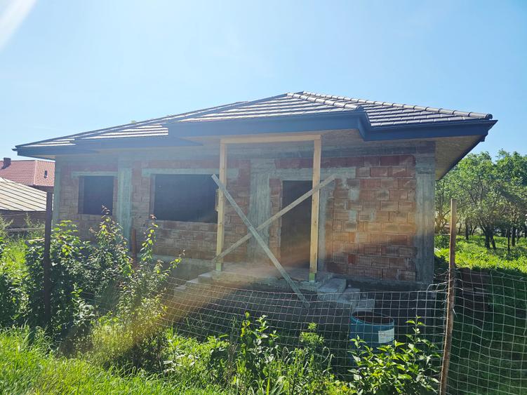 Casă la roșu cu 4 camere, 122 mp utili, teren 465 mp – Băicoi