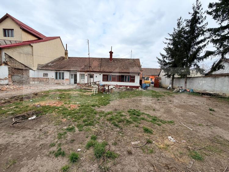 Casă veche cu teren generos – 1595 mp – zonă centrală Hărman