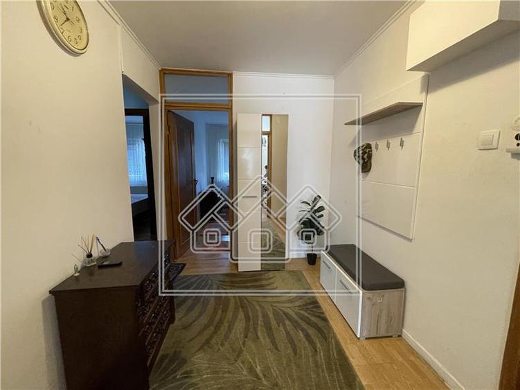 Apartament spatios cu 3 camere, Str. Scoala de Inot