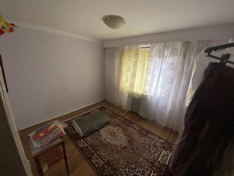 Vând ap 4 camere/ et.3/3 /Focșani, VN-LICEUL PEDAGOGIC