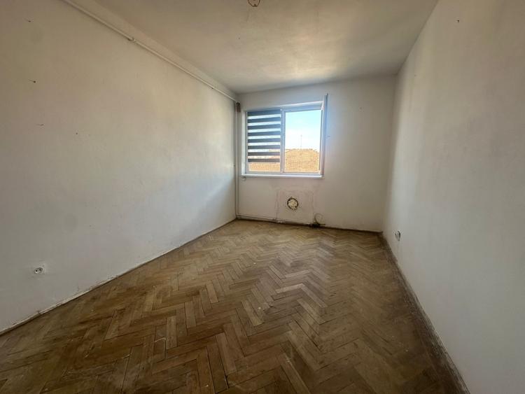 Apartament 2 camere RENOVABIL 33 mp| etaj 3| zona Blaj
