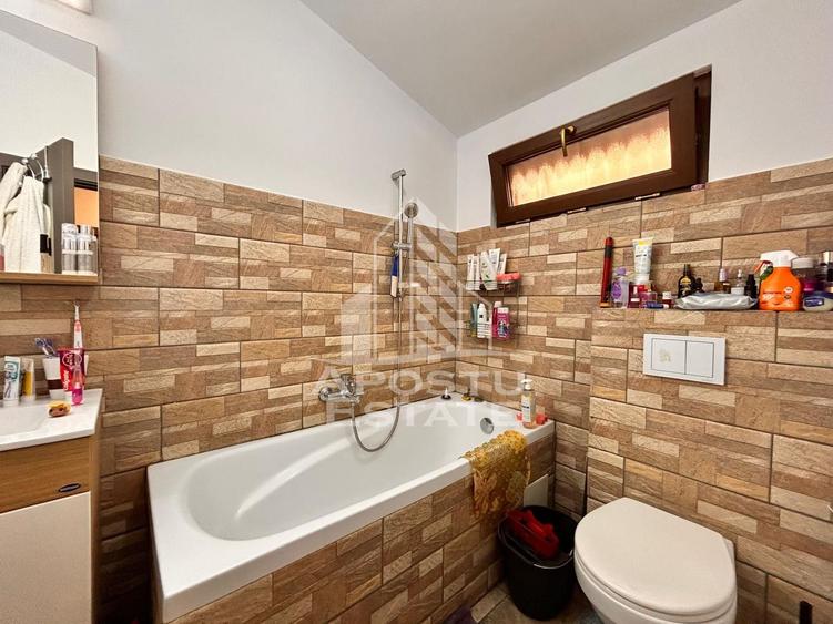 Apartament 3 camere, complet renovat la curte comuna in zona Centrala
