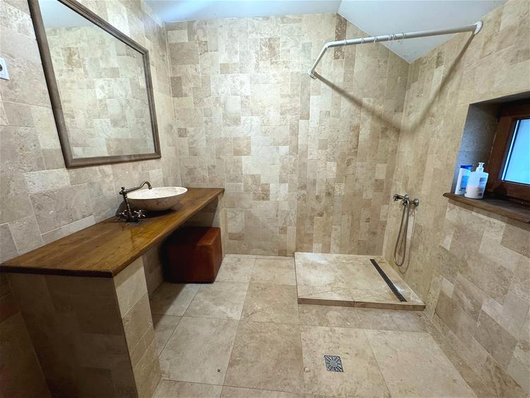 Casa individuala cu personalitate, strada privata cu acces securizat, Europa