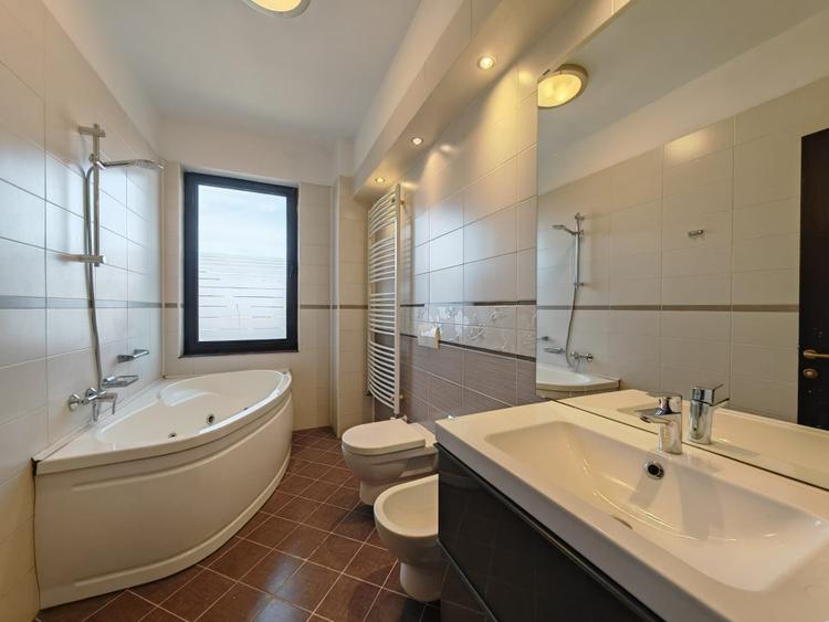 Apartament foarte spațios lângă Pădurea Băneasa | Spații de depozitare | Parcare