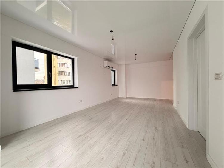Apartament cu 3 camere, 2 bai Bloc nou Nicolina, et. intermediar