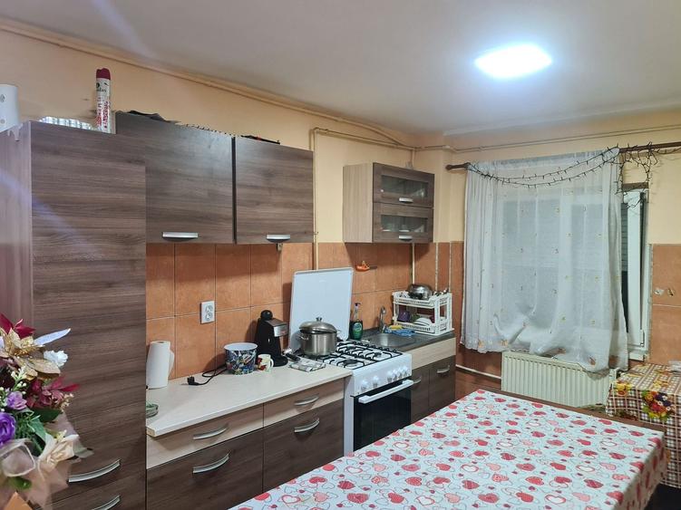 Apartament spatios cu 4 camere, 2 balcoane – Marghita, zona Penny