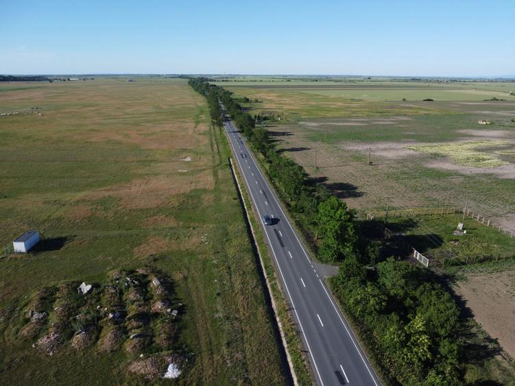 Teren 1 ha intravilan-deschidere 100 ml la DN Simand-Arad, PUZ Motel