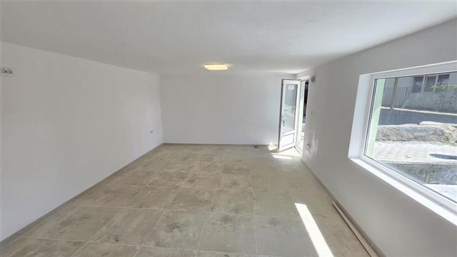 Oravita, Spatiu Comercial, Zona Piata, Usor Negociabil