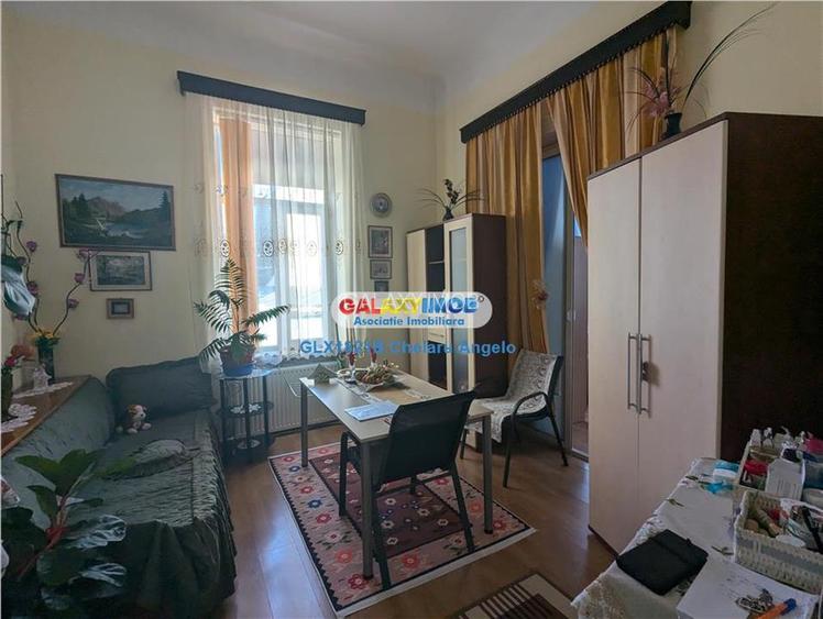 Armeneasca etaj vila 5 camere ,suprafata 200 mp, loc parcare - 28
