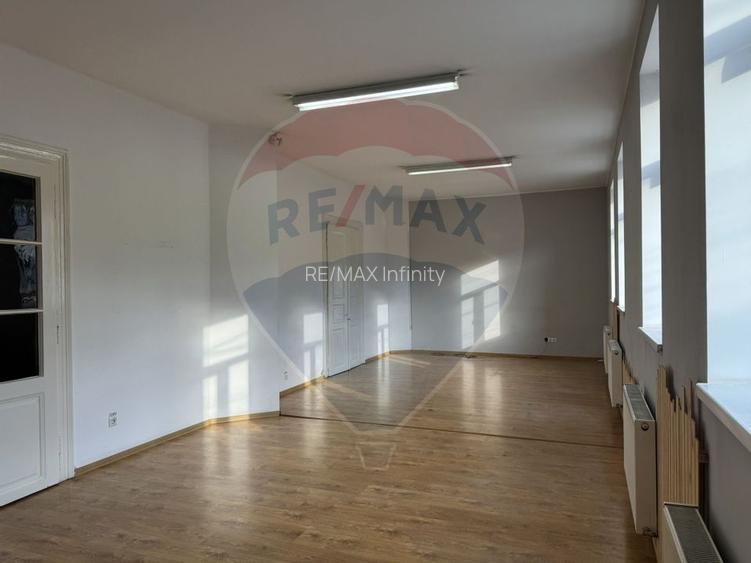 Apartament ultracentral cu curte, 2 unități locative. Str. Pitesti - 22