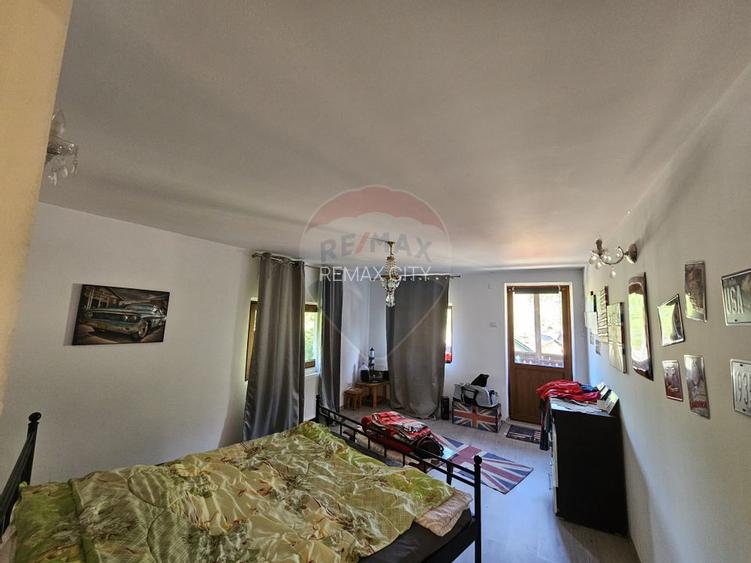 Casă solidă din cărămidă, mobilată, garaj, teren generos – Tarcău - 14