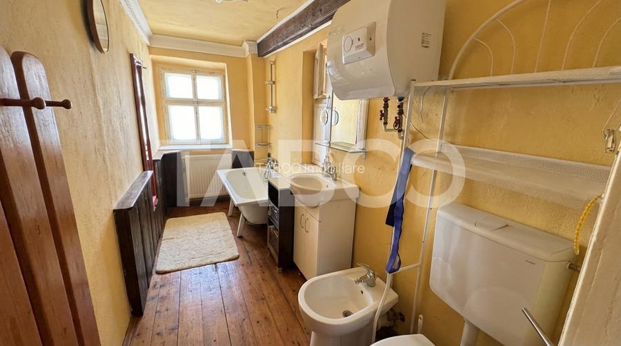 Casa de vanzare cu curte spatioasa loc relaxare si gradina Cornatel - 8