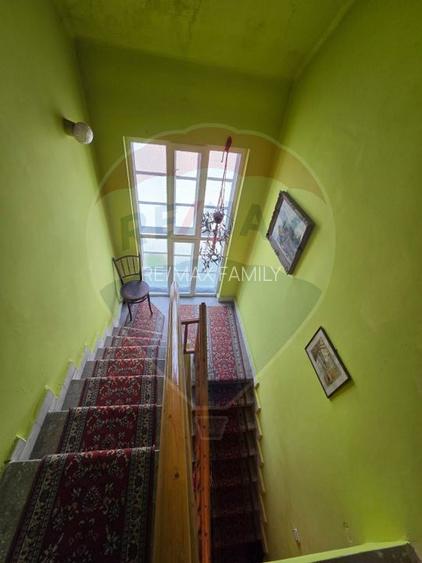 Casă cu etaj , curte proprie - 10