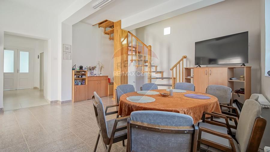 Casă falnică, curte individuală, langă Piața Unirii, în inima Scheilor - 7