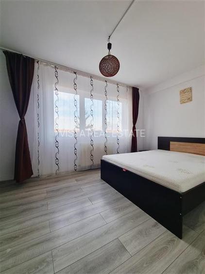 Apartament 2 camere luminos, loc de parcare. Se afla la 5 minute de Coresi.Zona - 9