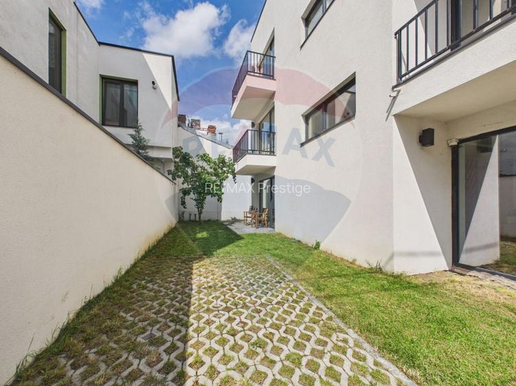 Apartament la parter ce are curte proprie ,  2 camere in Bloc nou - 25