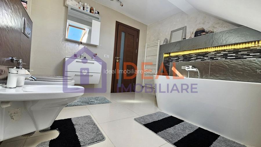 Penthouse modern cu 165 mp utili și 50 mp terasă,  Calea Cisnadiei - 11