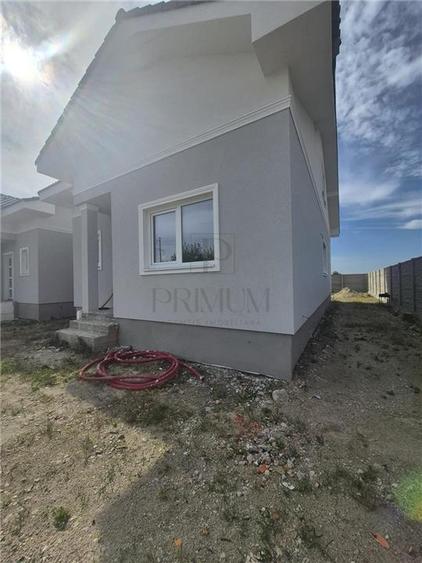 Duplex despartit prin baie - zona foarte buna - posibilitate mansardare