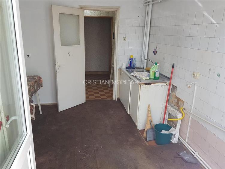 Apartament 3 camere, 70mp, zona Garii, etaj 1 - 7