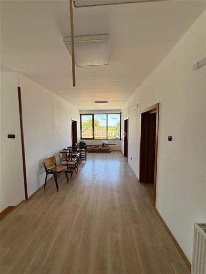 De inchiriat spatiu birouri, 10 birouri , 4 bai, garaj, 4 bai si teren 10 arii,S - 15