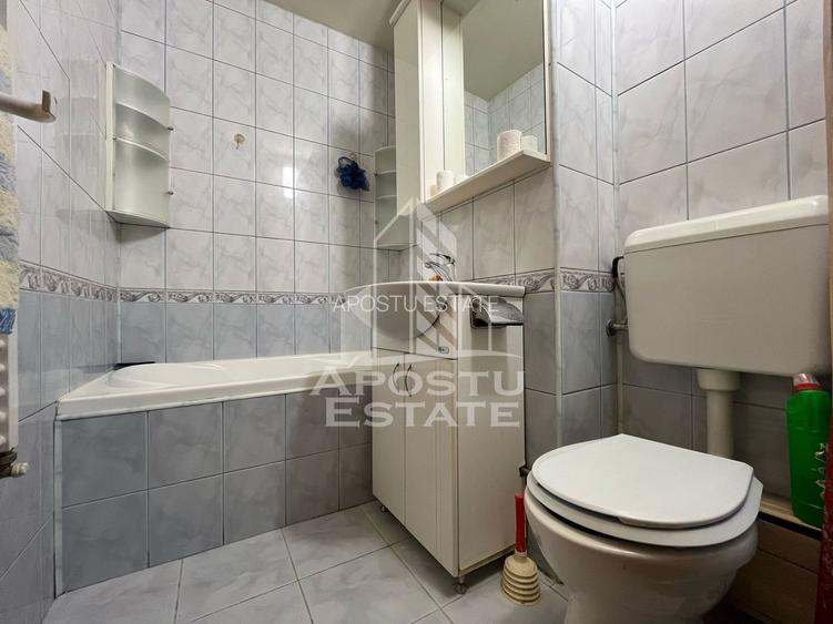 Apartament cu 3 camere, decomandat, etajul 2 , centrala proprie - 8
