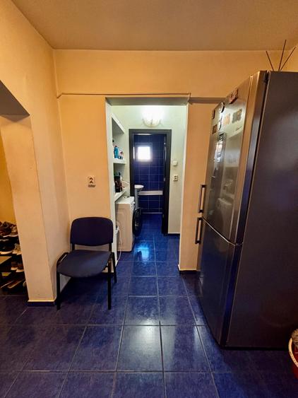 Se vinde in Malu Rosu ap decomandat,doua camere,et8/10,pret 64000 negociabil.