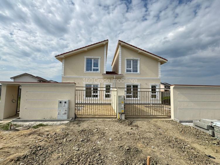 Duplex despartit prin camera tehnica - 4 camere Toate Utilitatile - 2