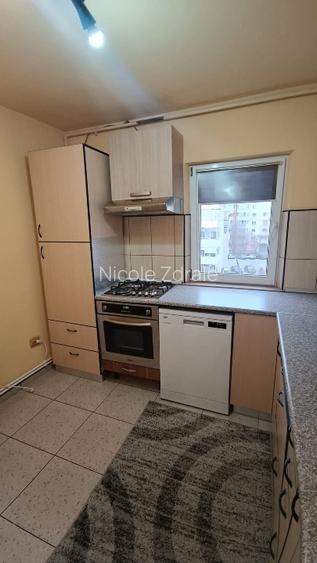 De inchiriat Apartament 3 camere - 5