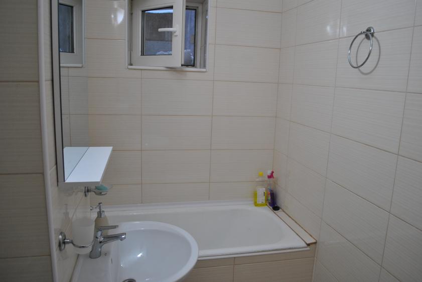 Apartament 2 camere decomandat, zona Dacia, gaze