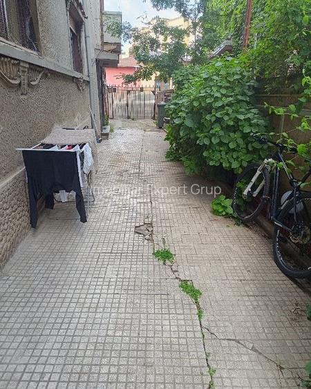 Dacia-Toamnei singur in curte - 3